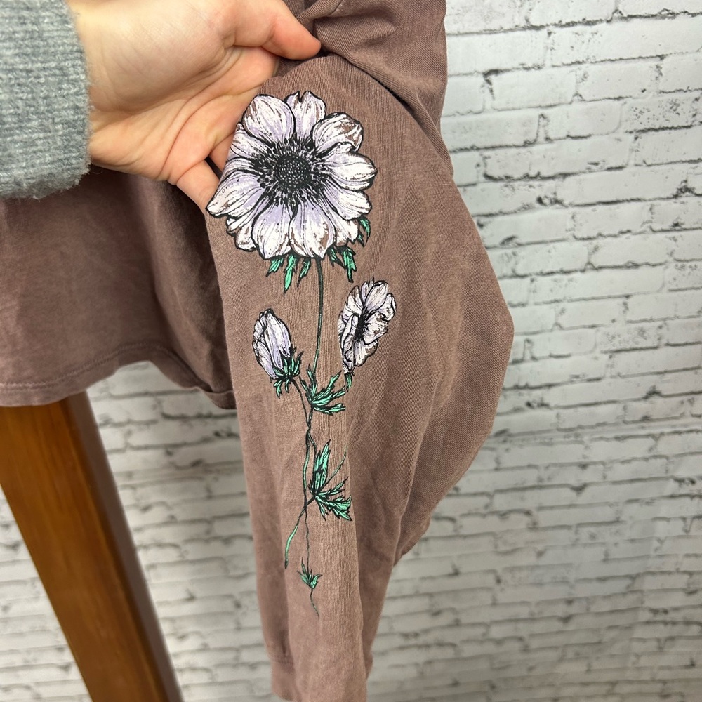 American Eagle | Floral Brown Soft and Cute Crop Top Flowers on sleeves size XS